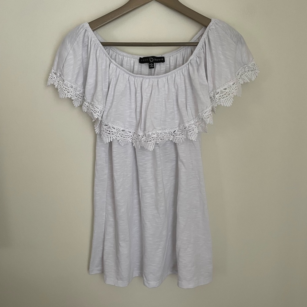 Fred David, L white tee with crochet detail